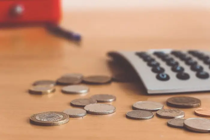 Kalkulator i monety na biurku