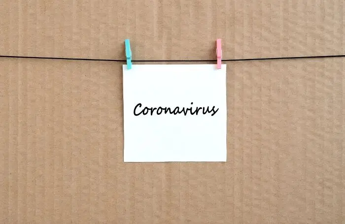 Napis coronawirus na karteczce