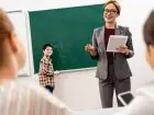 Nauczycielka w klasie zajęciowej z dziećmi