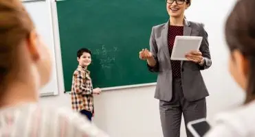 Nauczycielka w klasie zajęciowej z dziećmi