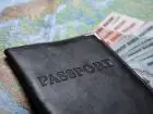 Paszport połozony na mapie wraz z banknotami