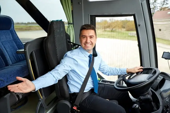 Kierowca autobusu - jak zostać? Zarobki i wymogi - Poradnik GoWork.pl